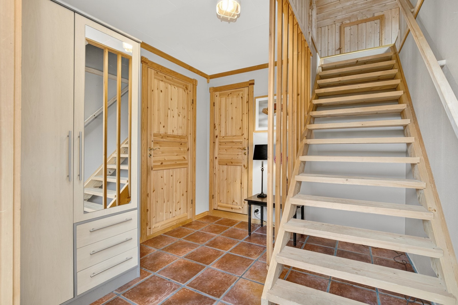 Anneks: Entré med trapp opp til soverom. Galleribilde