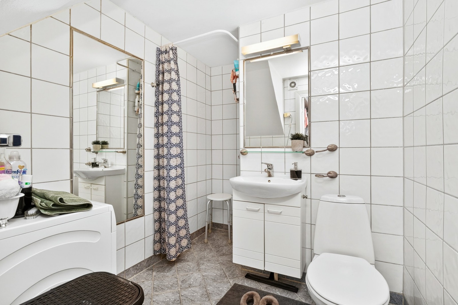 Badet i underetasjen har dusjnisje, vegghengt servant og opplegg til vaskemaskin. Galleribilde