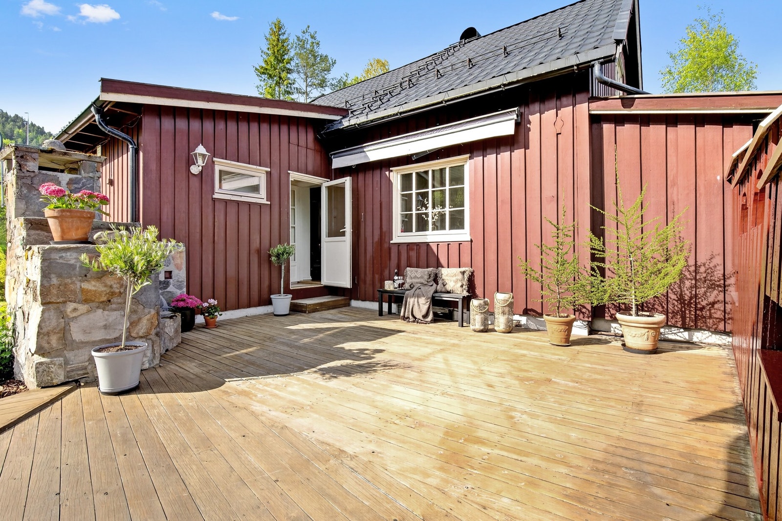 Fra stuen kommer man ut til stort uteområde. Galleribilde