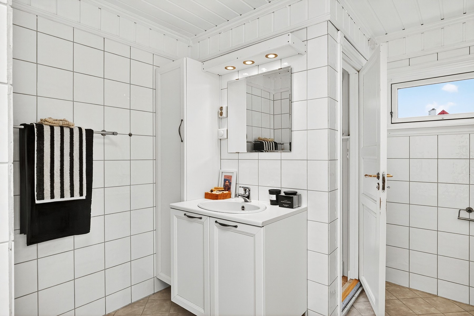 Badet har to servantinnredninger. Galleribilde