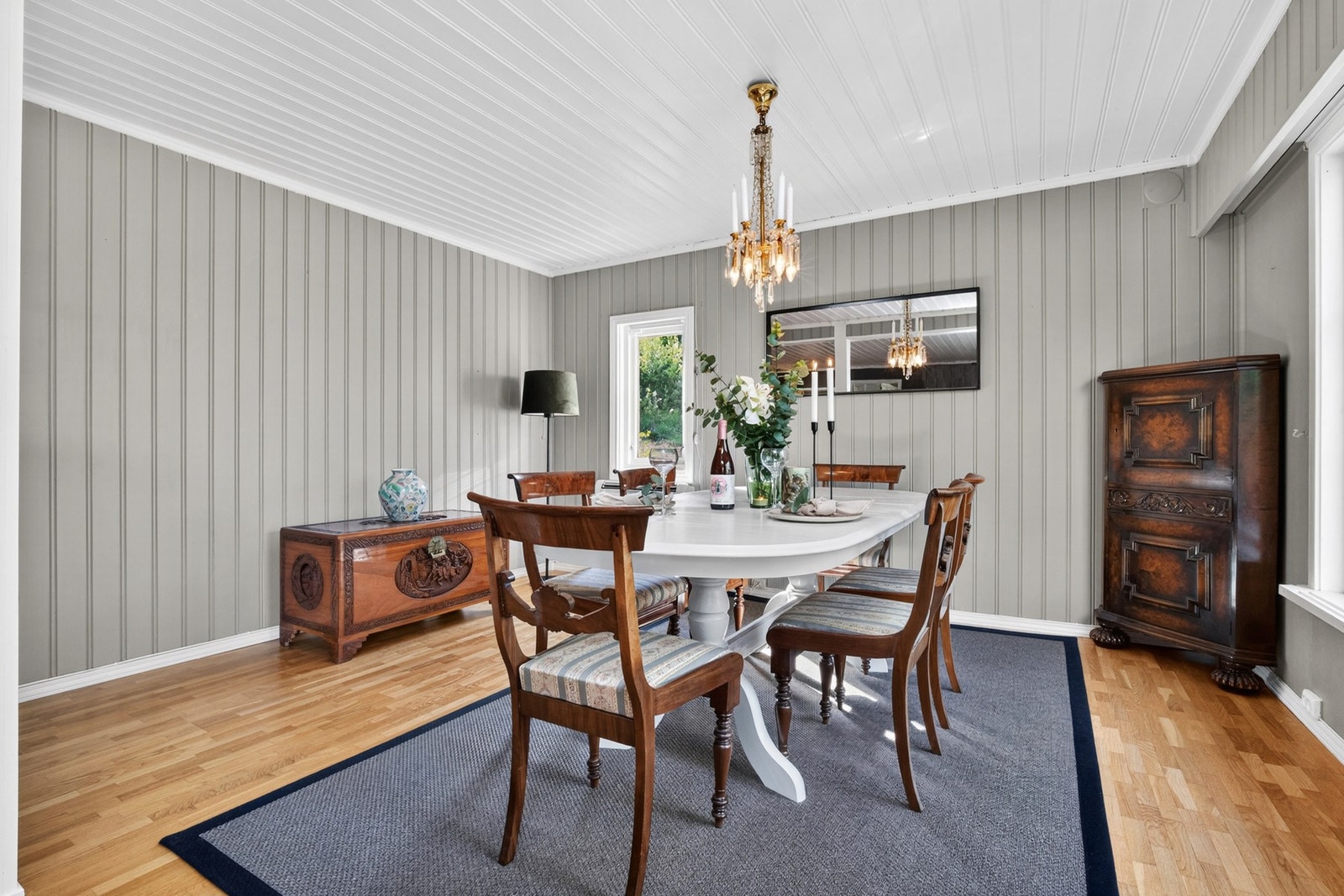 Koselig spisestue med plass til gjester og hyggelige middager. Galleribilde