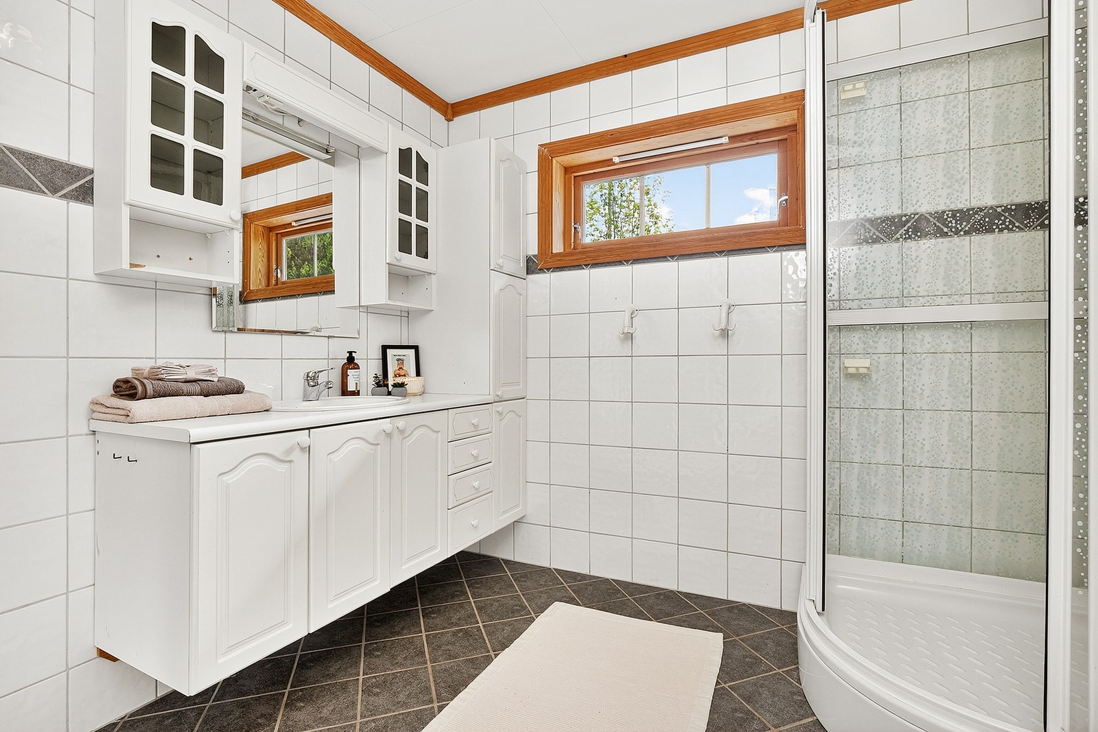 Anneks: Badet i 1. etasje i annekset er innredet med vegghengt innredning og dusjkabinett. Galleribilde