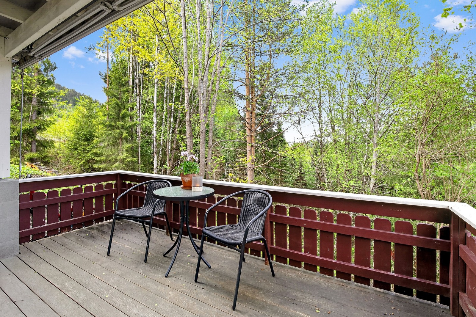Terrasse knyttet til underetasjen. Galleribilde