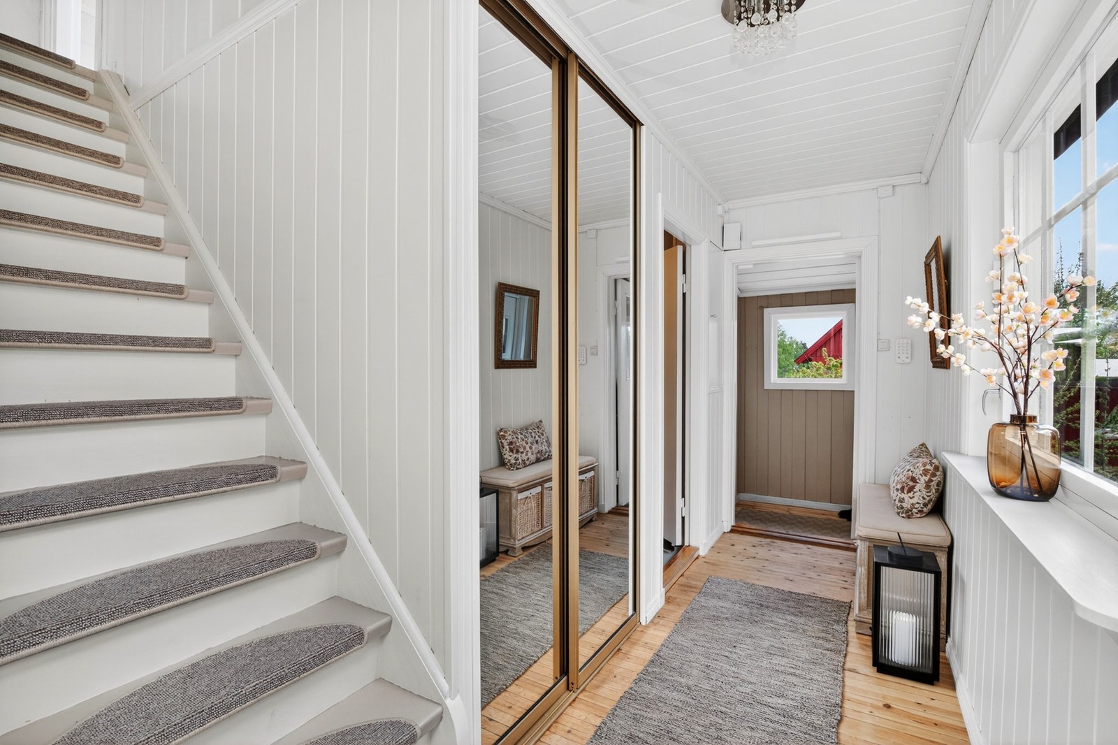 Boligens entré og gang med garderobeskap som tilbyr plass til å henge fra seg yttertøy og sko. Galleribilde