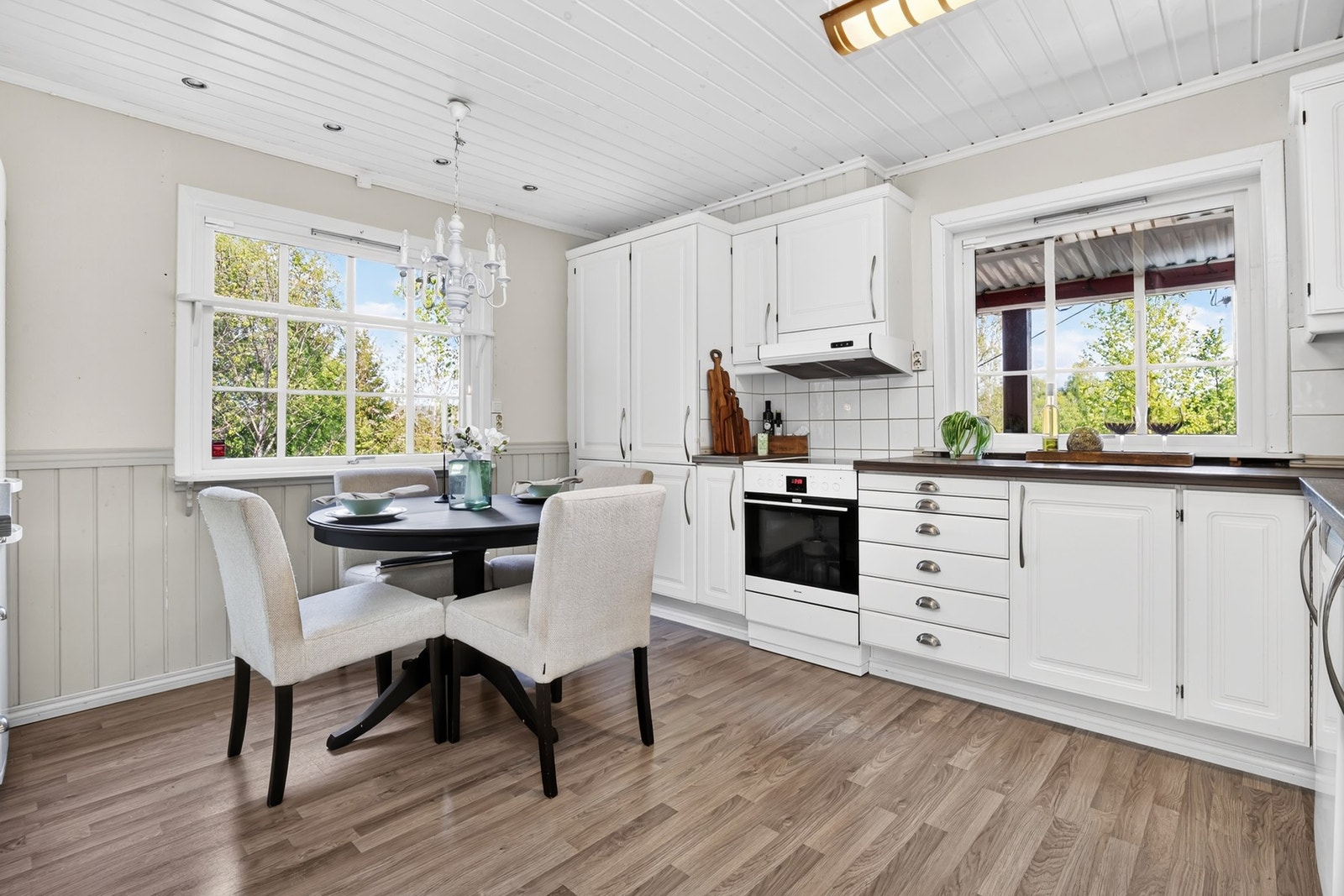 Kjøkkenet er romslig og har god benkeplass med store vinduer som slipper inn godt med lys. Her er det også plass til å sette inn et lite spisebord. Galleribilde