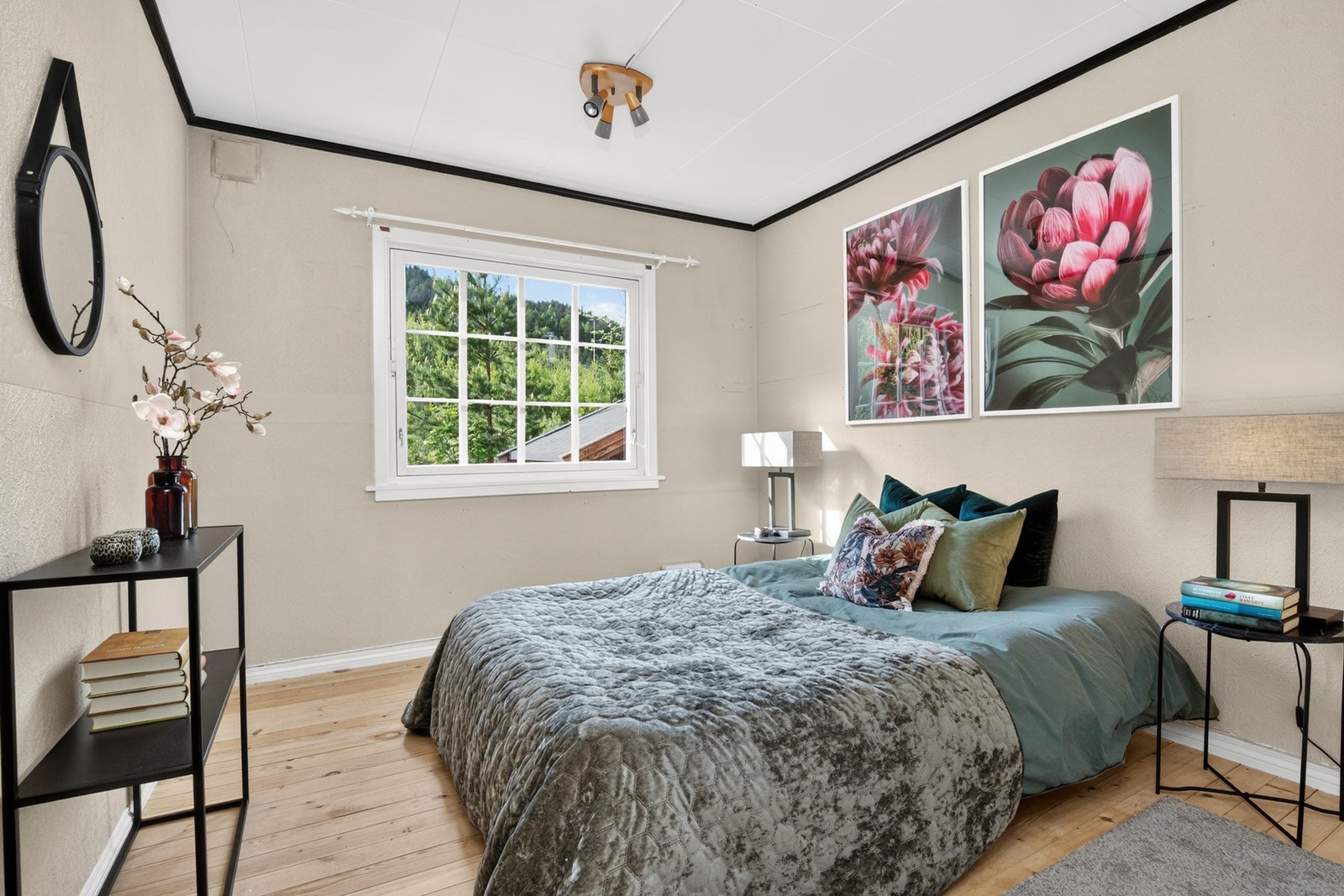 Fra stuen kommer man inn til soverom nr. 1. Galleribilde