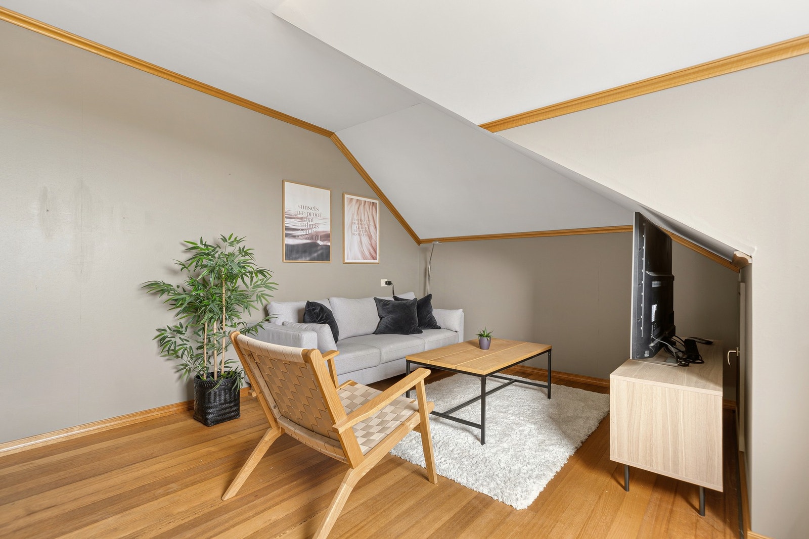 Loftstuen bidrar til å gi boligen flere separate oppholdsarealer, noe som er spesielt attraktivt for familier med behov for egne soner til både voksne og barn. Galleribilde