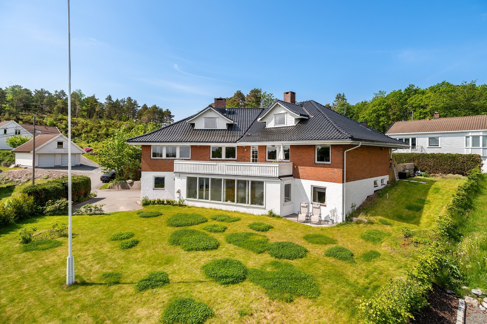 Velkommen til Bregneveien 4 - en særegen og innholdsrik eiendom med en attraktiv beliggenhet i et etablert og familievennlig boligområde på Fevik. Galleribilde
