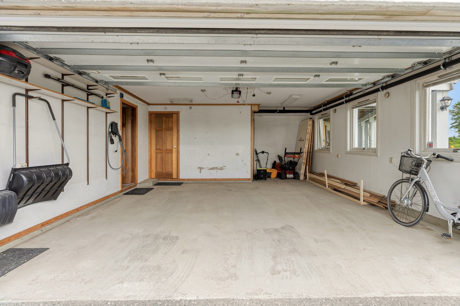 Boligen har en romslig integrert dobbelgarasje, med direkte adkomsten fra garasjen og inn i boligen. Galleribilde