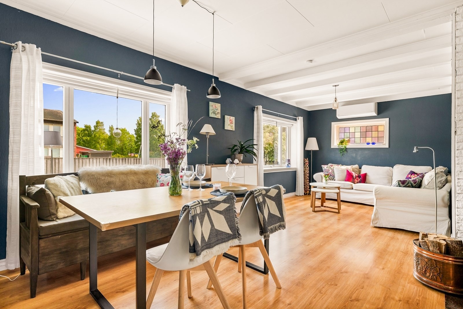Stuen har plass til både spisebord og sofagruppe. Galleribilde