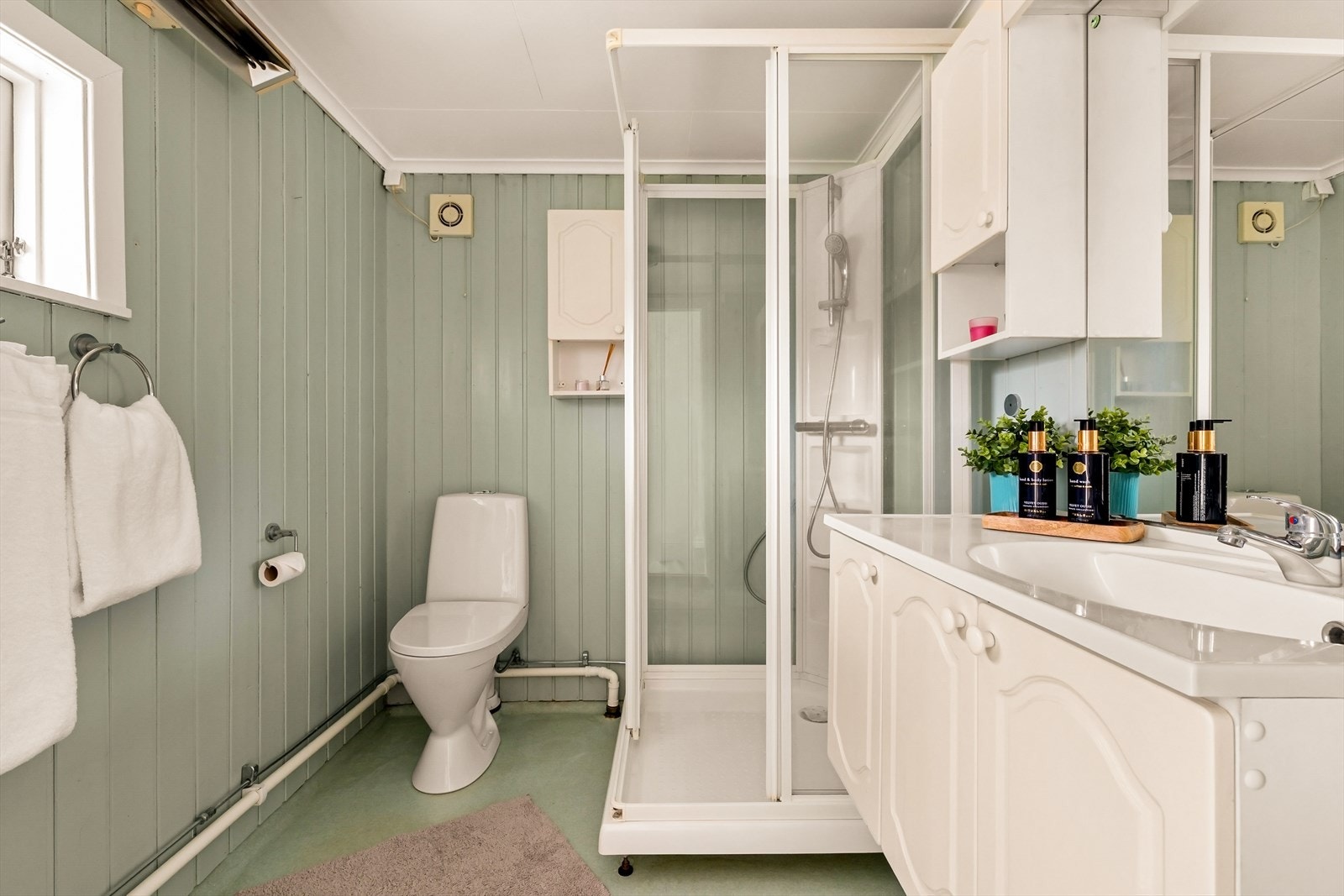 Badet i første etasje er utstyrt med dusjkabinett, toalett og servantinnredning. Galleribilde