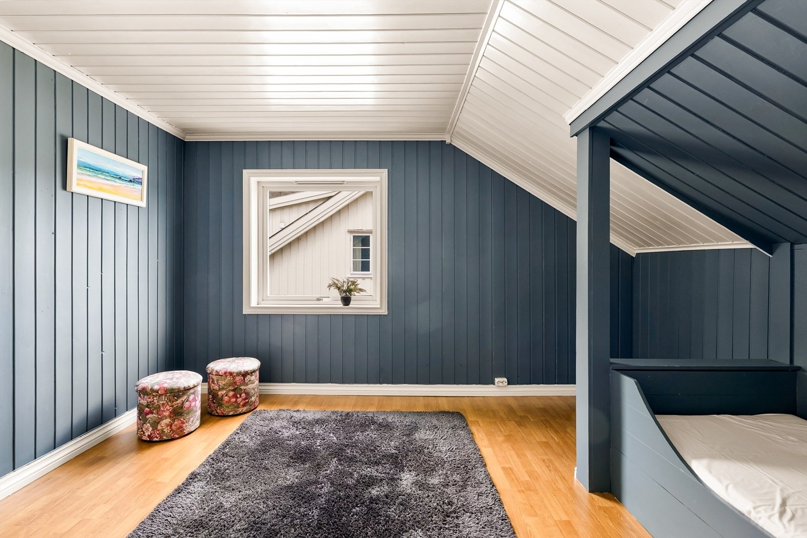 Også dette rommet har trepanel på veggene og laminatgulv. Galleribilde