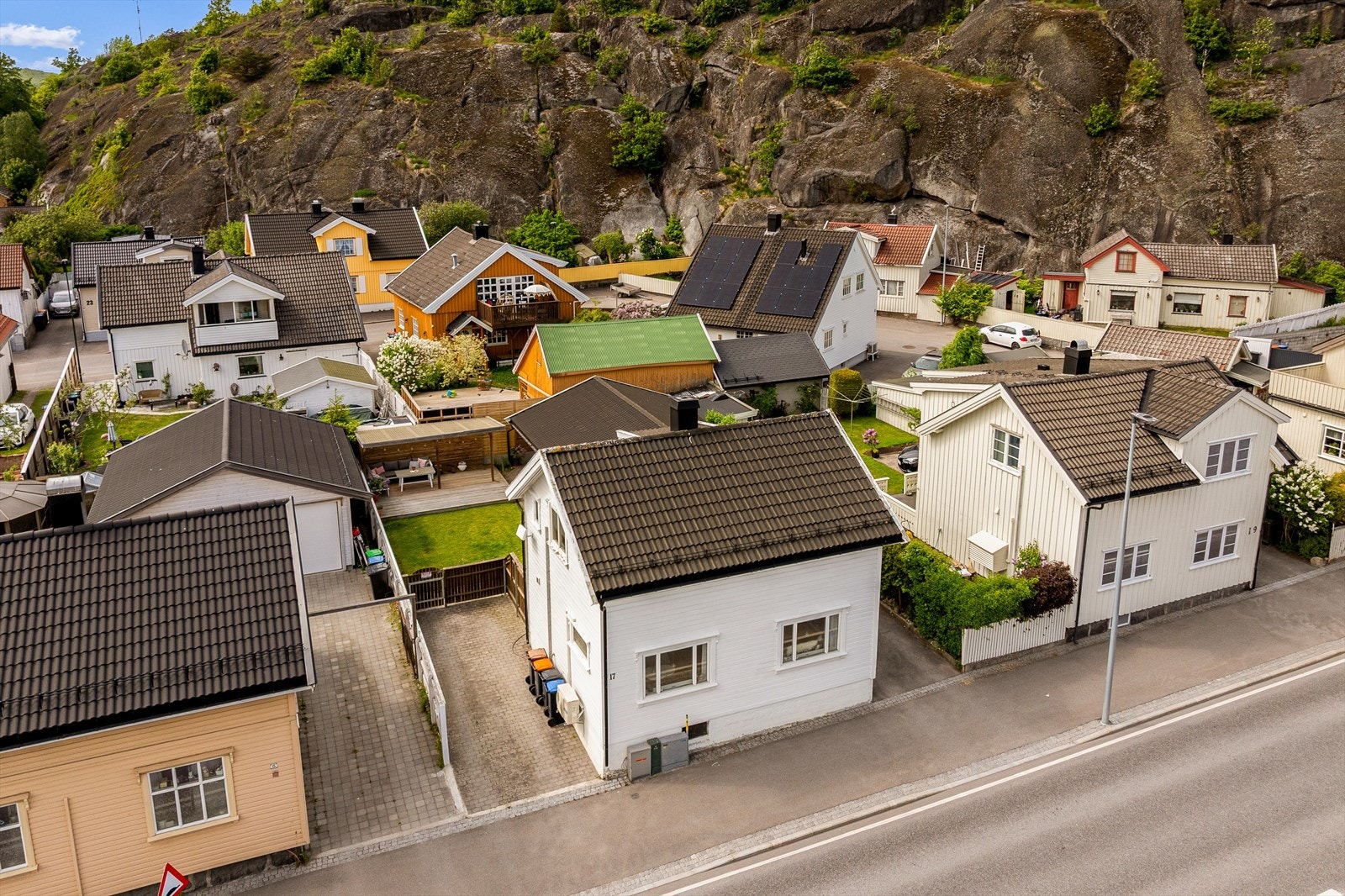 Eiendommen ligger i et etablert boligområde i Larvik. Galleribilde