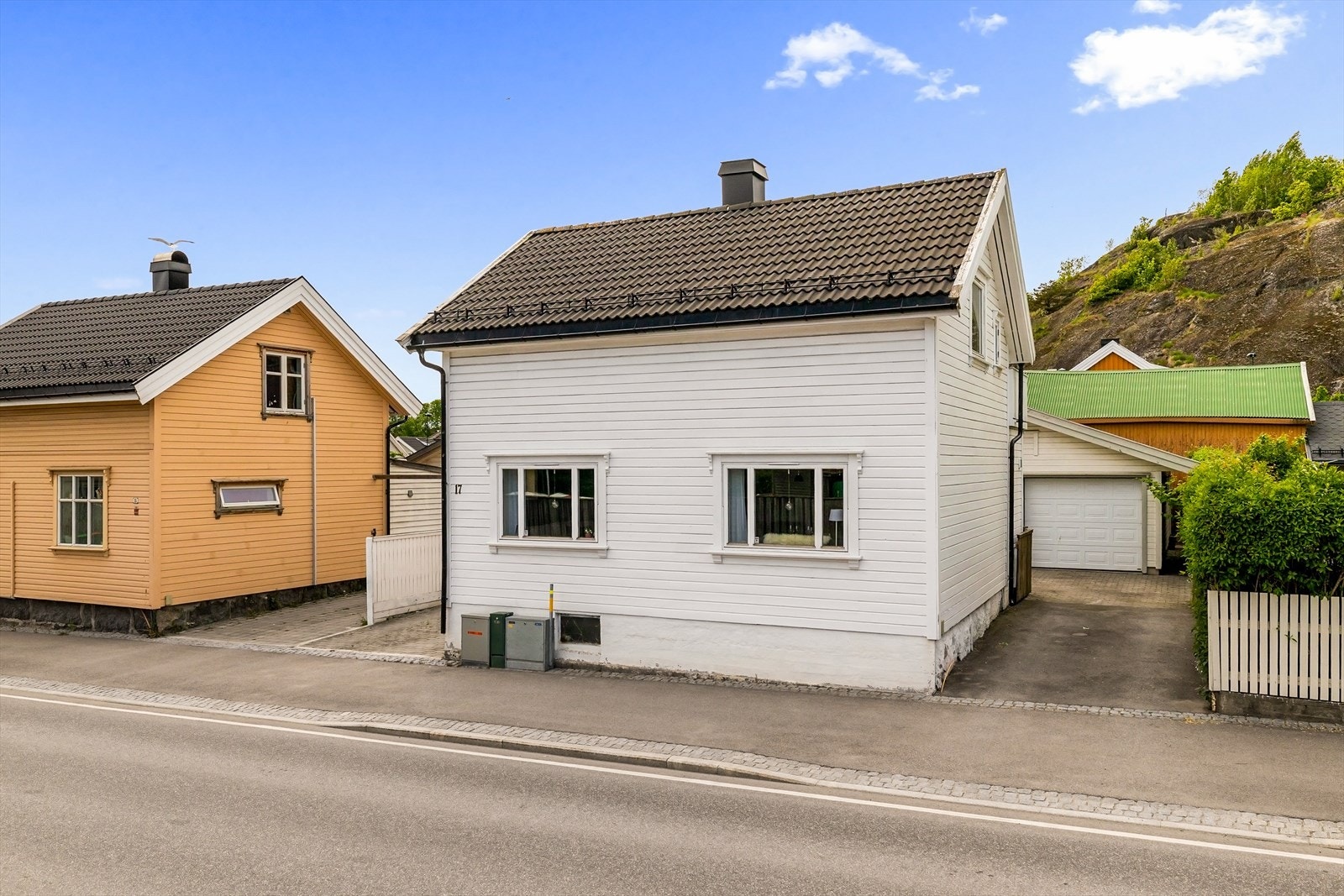 Eiendommen har en stor, delvis overbygget uteplass og en frittstående garasje fra 2009 med bod. Galleribilde