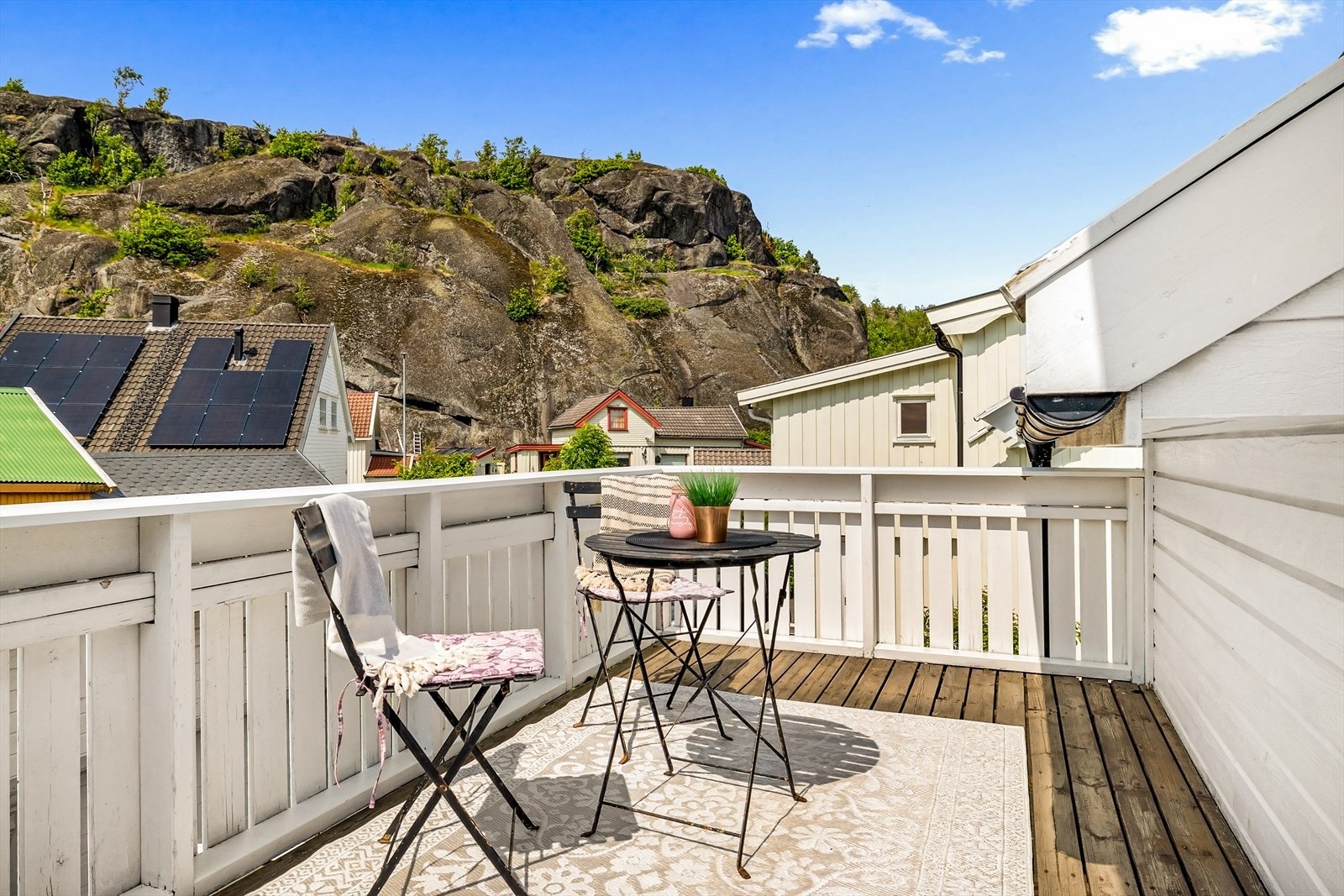Balkongen har rekkverk i tre og impregnerte terrassebord på dekket. Galleribilde