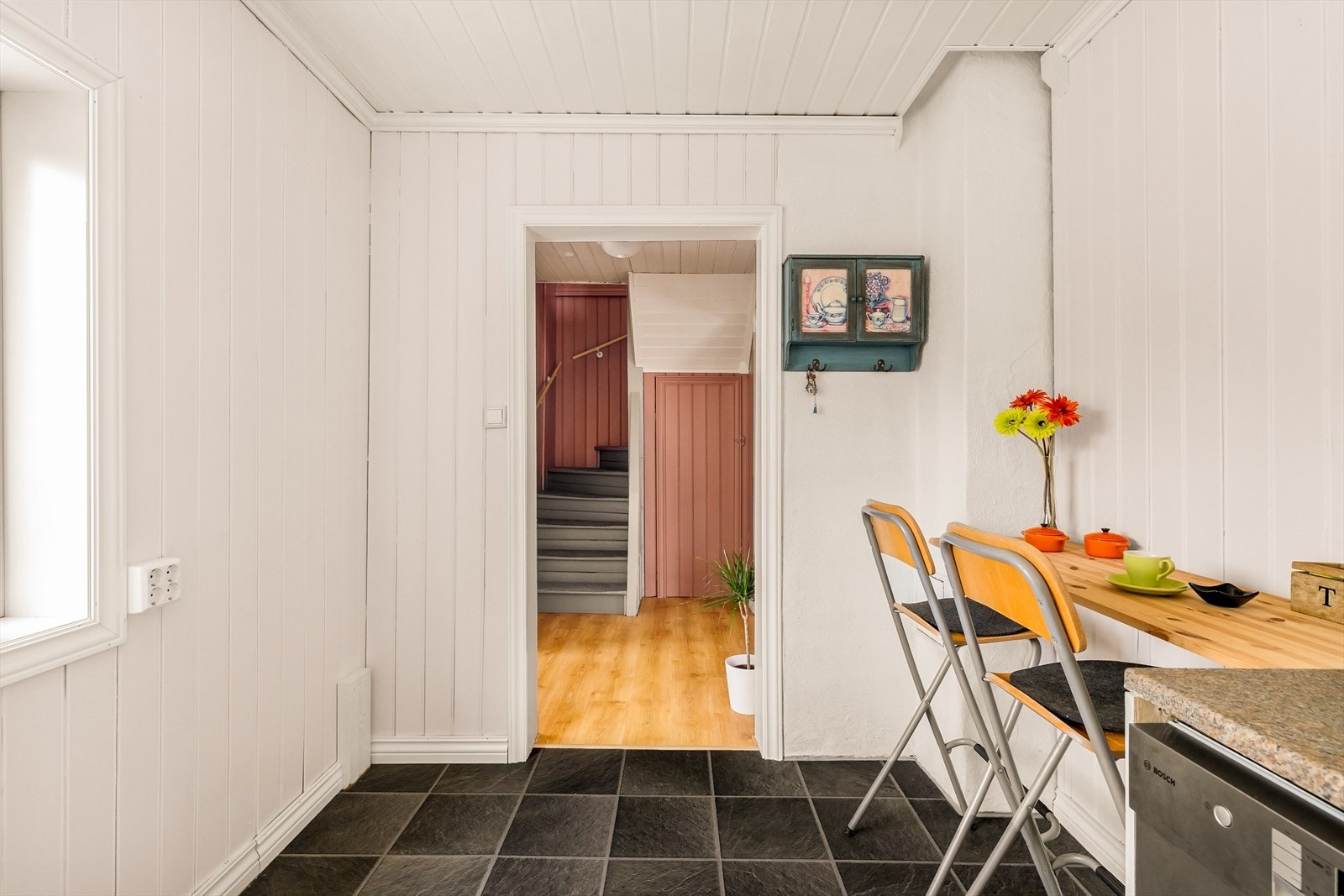 Fra kjøkkenet er det kort vei til gangen og trappen opp. Galleribilde