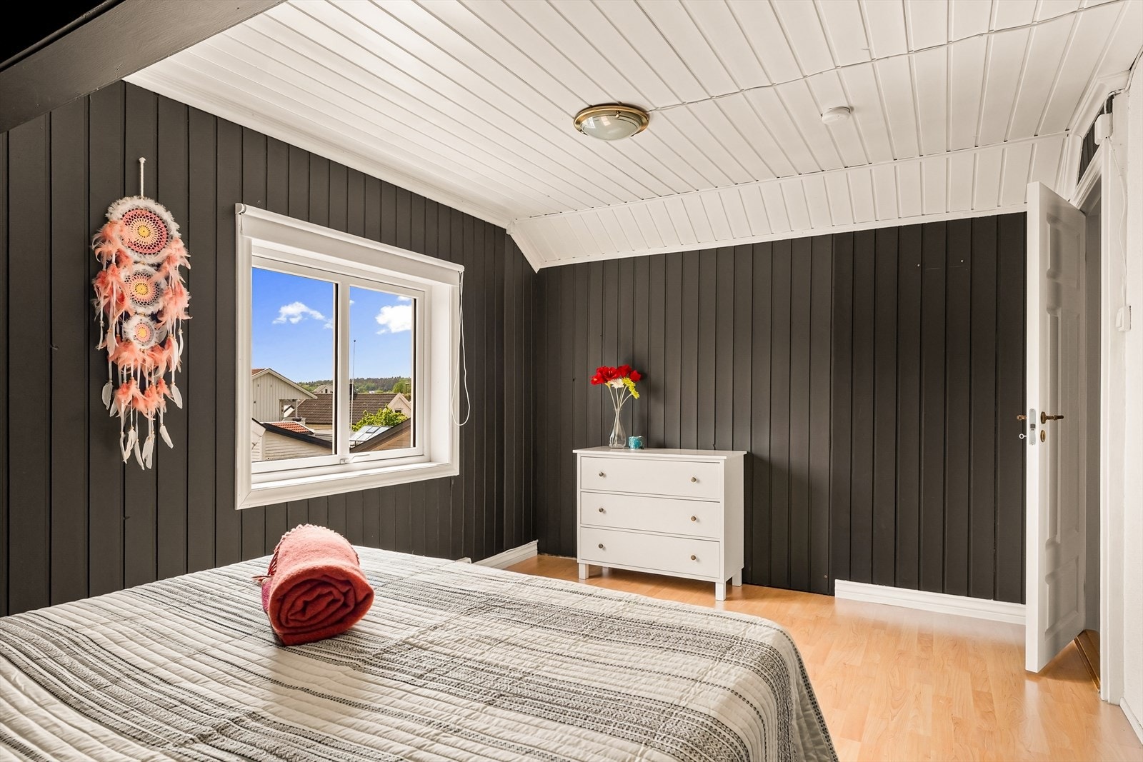 Rommet har laminat på gulvet og vegger kledd med trepanel. Galleribilde