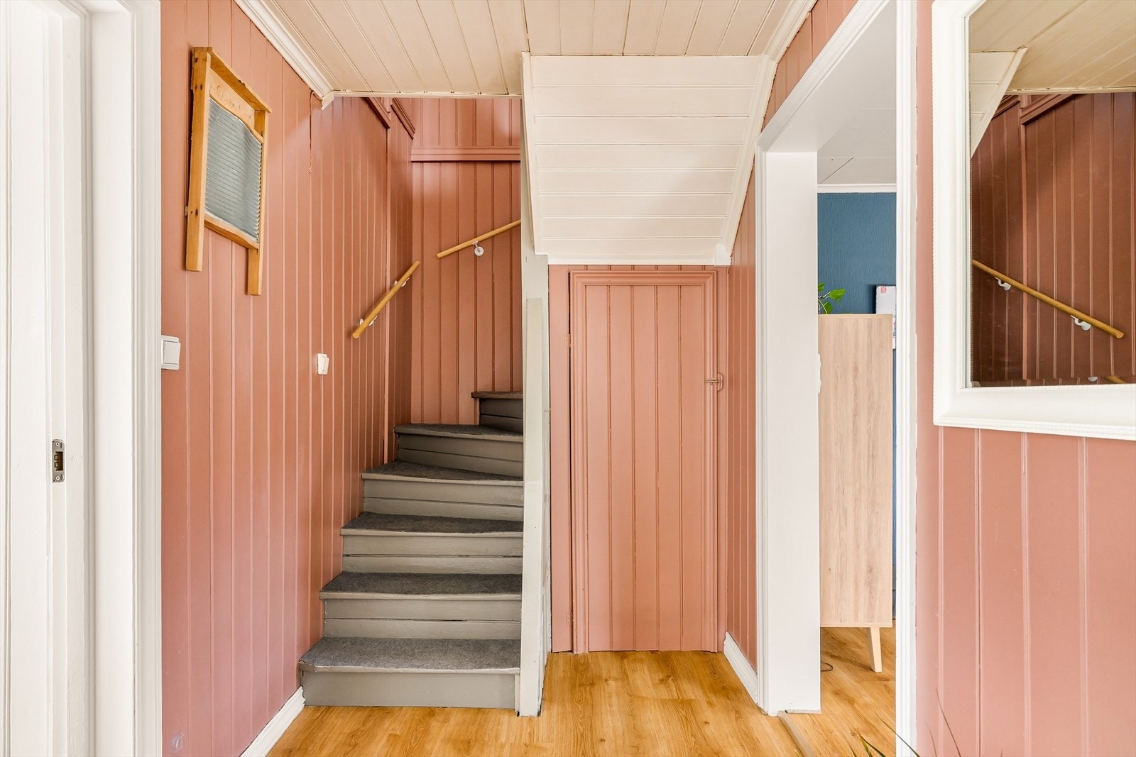 Den malte tretrappen med teppebelagte trinn forbinder de to etasjene. Galleribilde