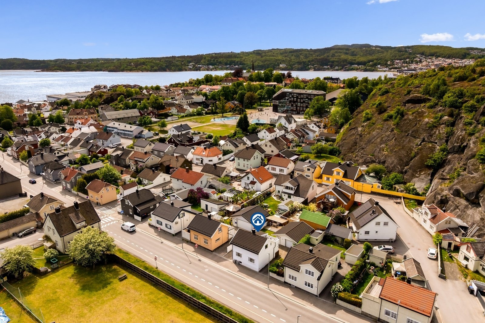 Mesterfjellet skole (1-10 kl.) ligger bare 300 meter fra boligen. Galleribilde