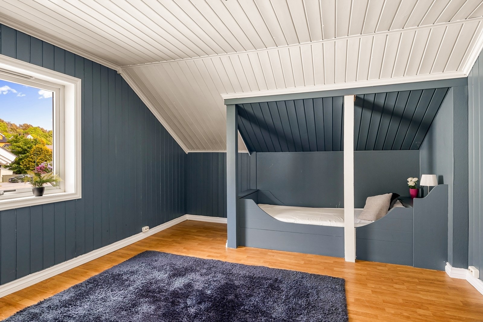 Et allsidig rom med plassbygget sengeløsning, ideelt som barnerom eller gjesterom. Galleribilde