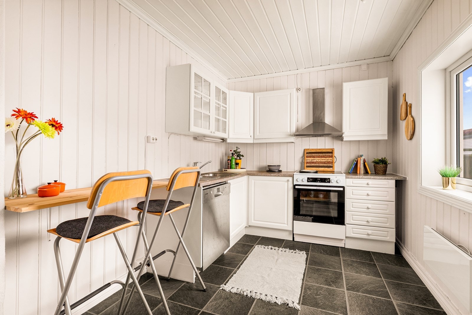 Kjøkkeninnredning med profilerte fronter og laminatbenkeplate. Galleribilde
