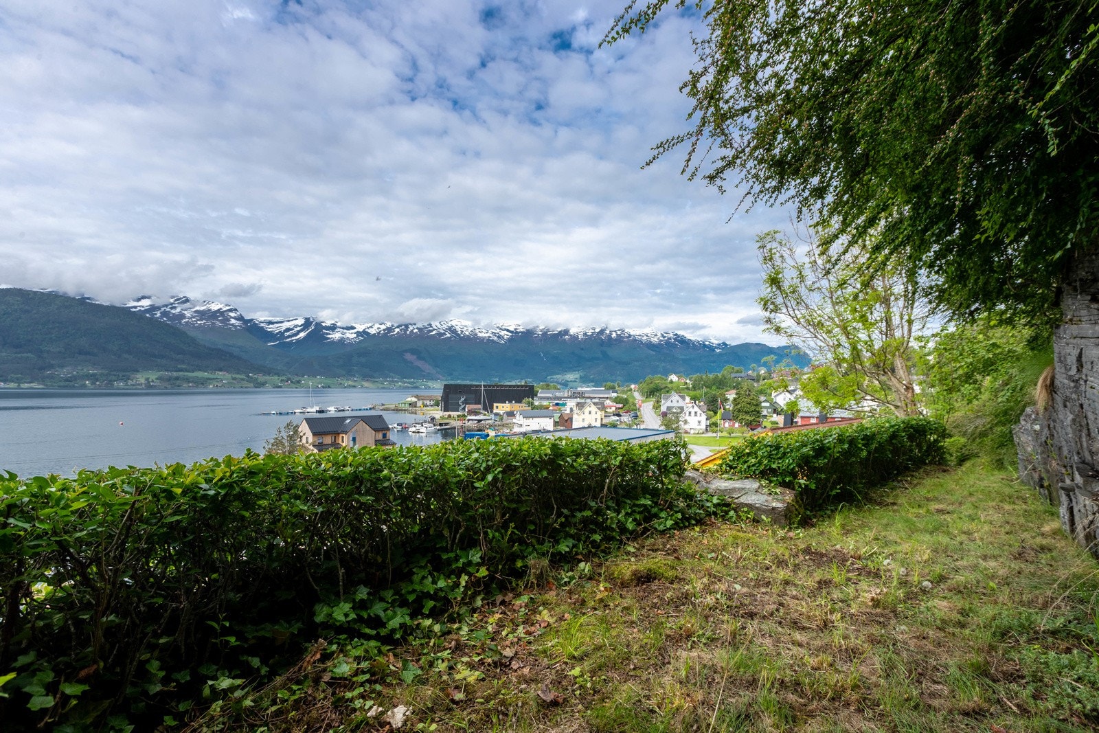 Øvre del av hagen er ein avskjerma terrasse med flott utsikt Galleribilde
