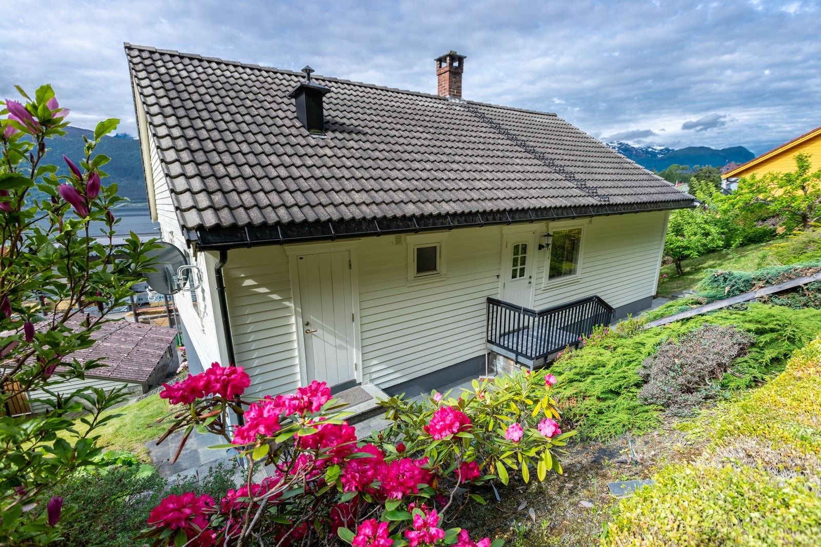 Idyllisk og usjenert hage Galleribilde