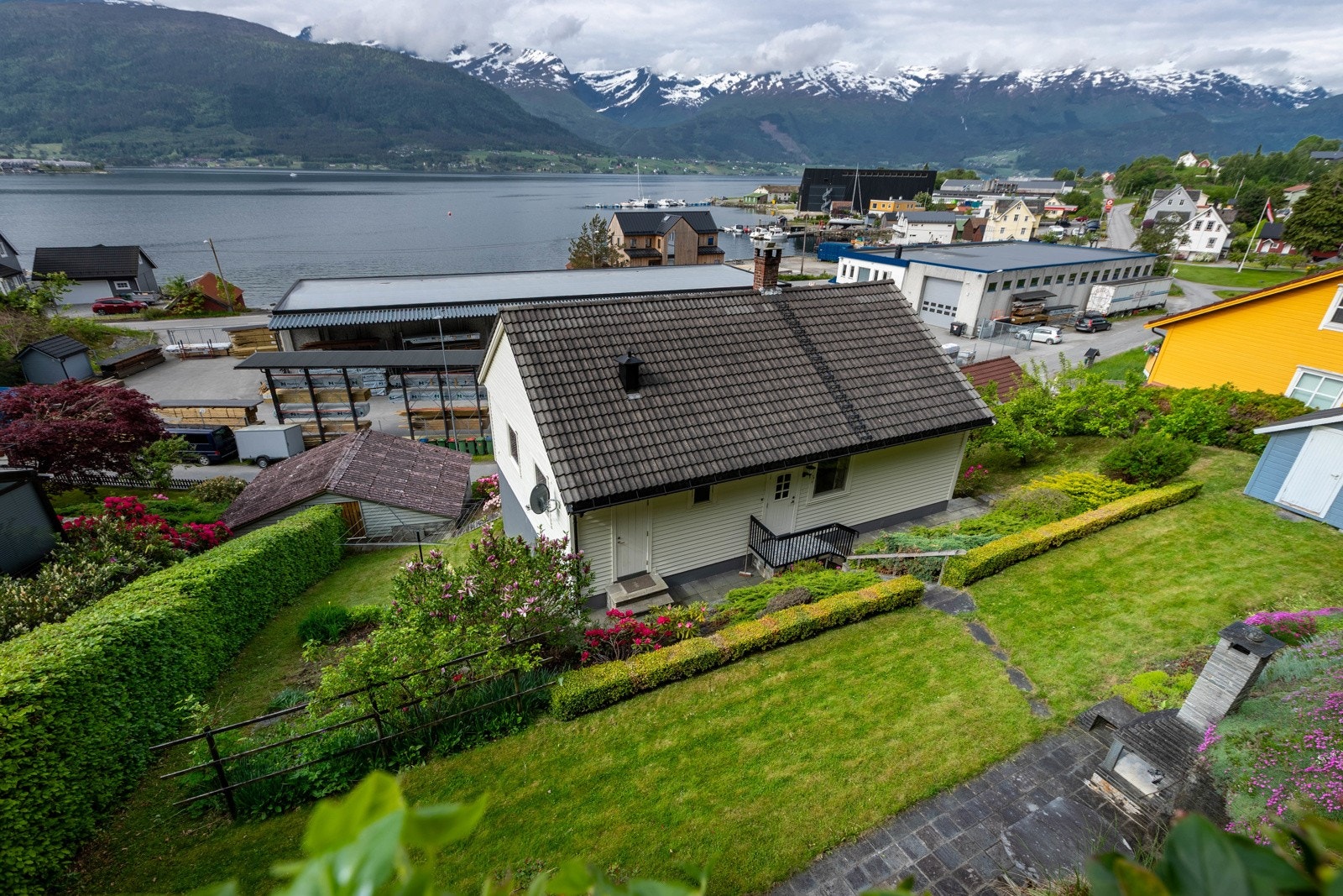 Fasade mot nord. Flott utsikt mot fjorden frå hagen Galleribilde