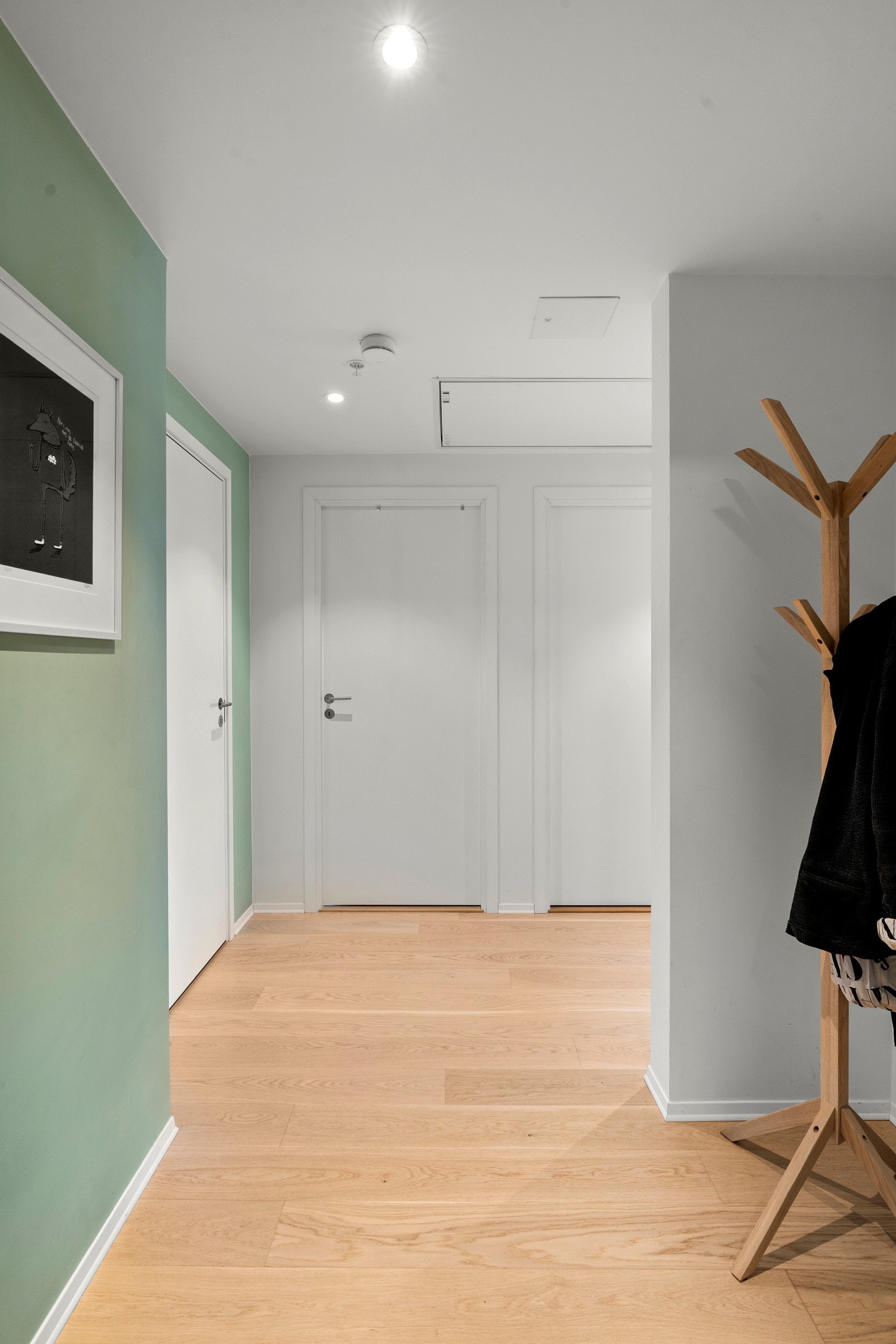 Velkommen inn! En lys og romslig entré gir et flott førsteinntrykk av leiligheten! Galleribilde