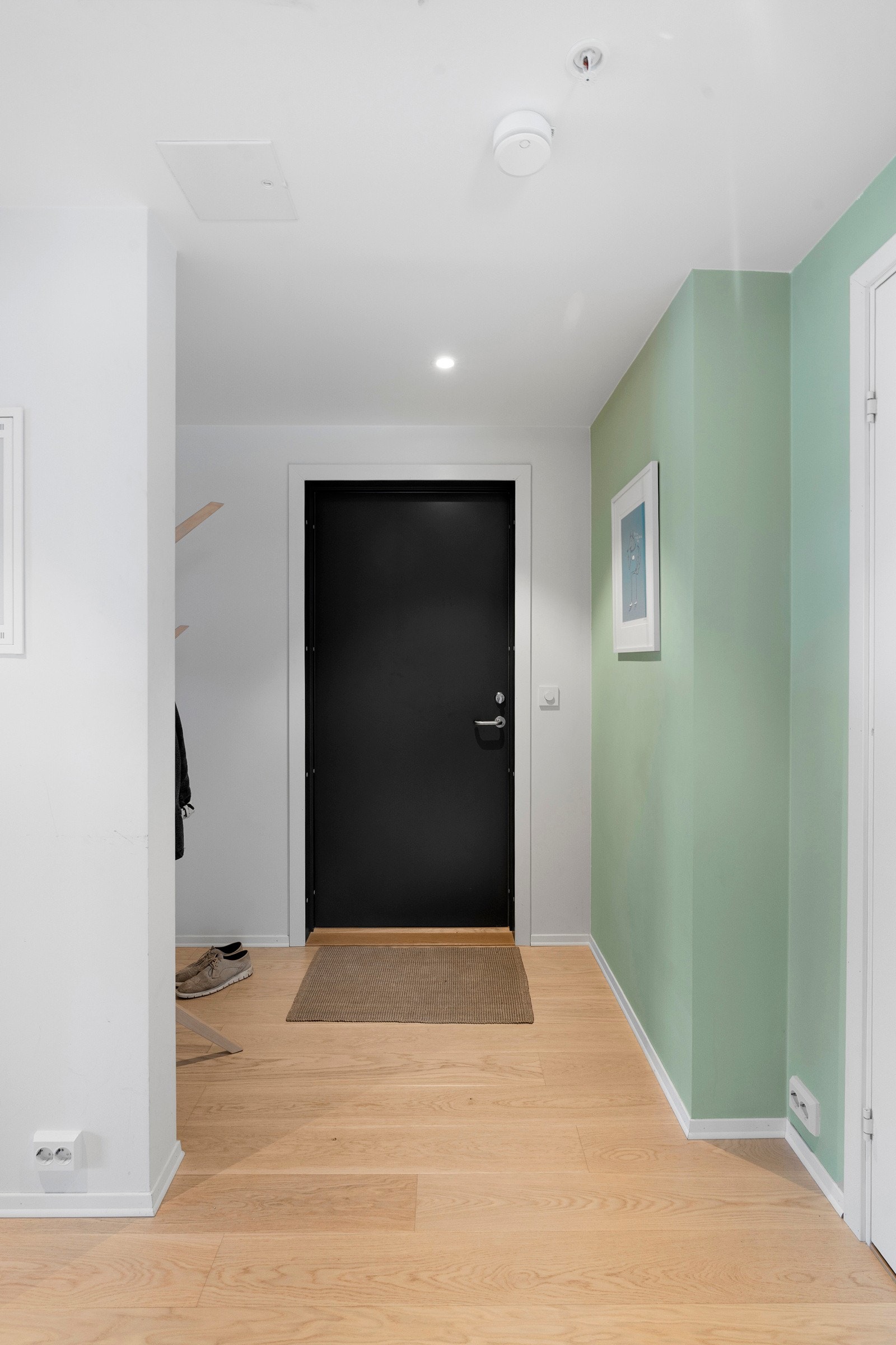 Leiligheten har gjennomgående lyse flater, og alle rom med unntak av badet har parkett på gulvet. Galleribilde