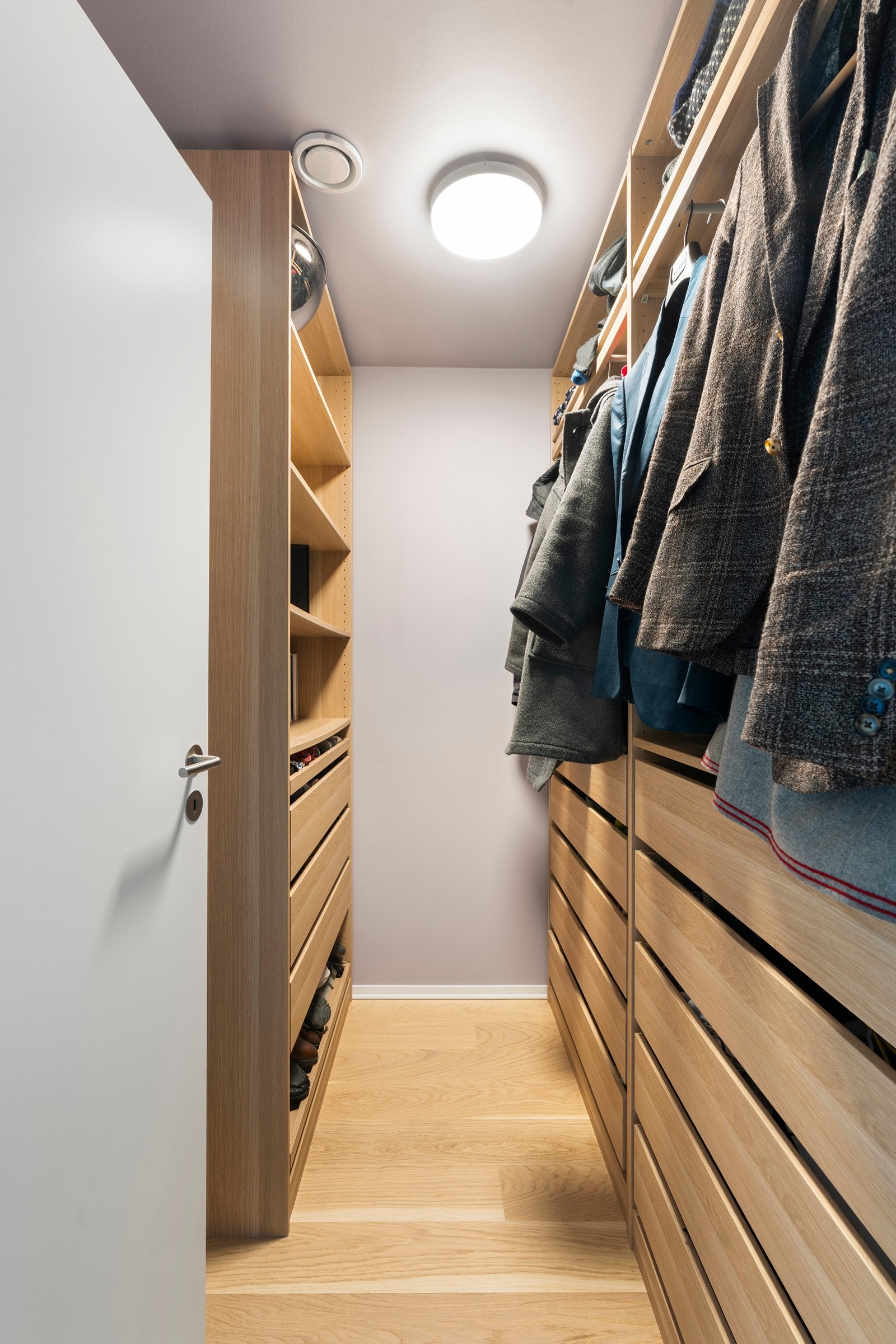 Walk-in garderobe gir deg svært praktiske garderobeforhold. Galleribilde