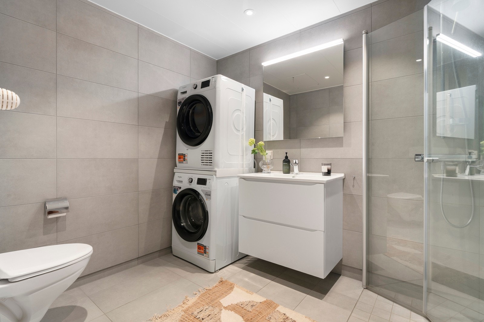 Svært innbydende baderom med fliser i vegger og gulv, med behagelig gulvvarme. Galleribilde