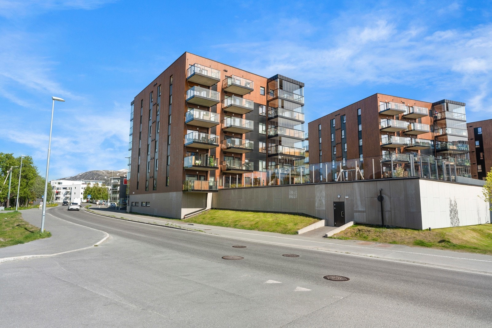 Lys og moderne leilighet med skjermet balkong med utsikt og garasje. Galleribilde