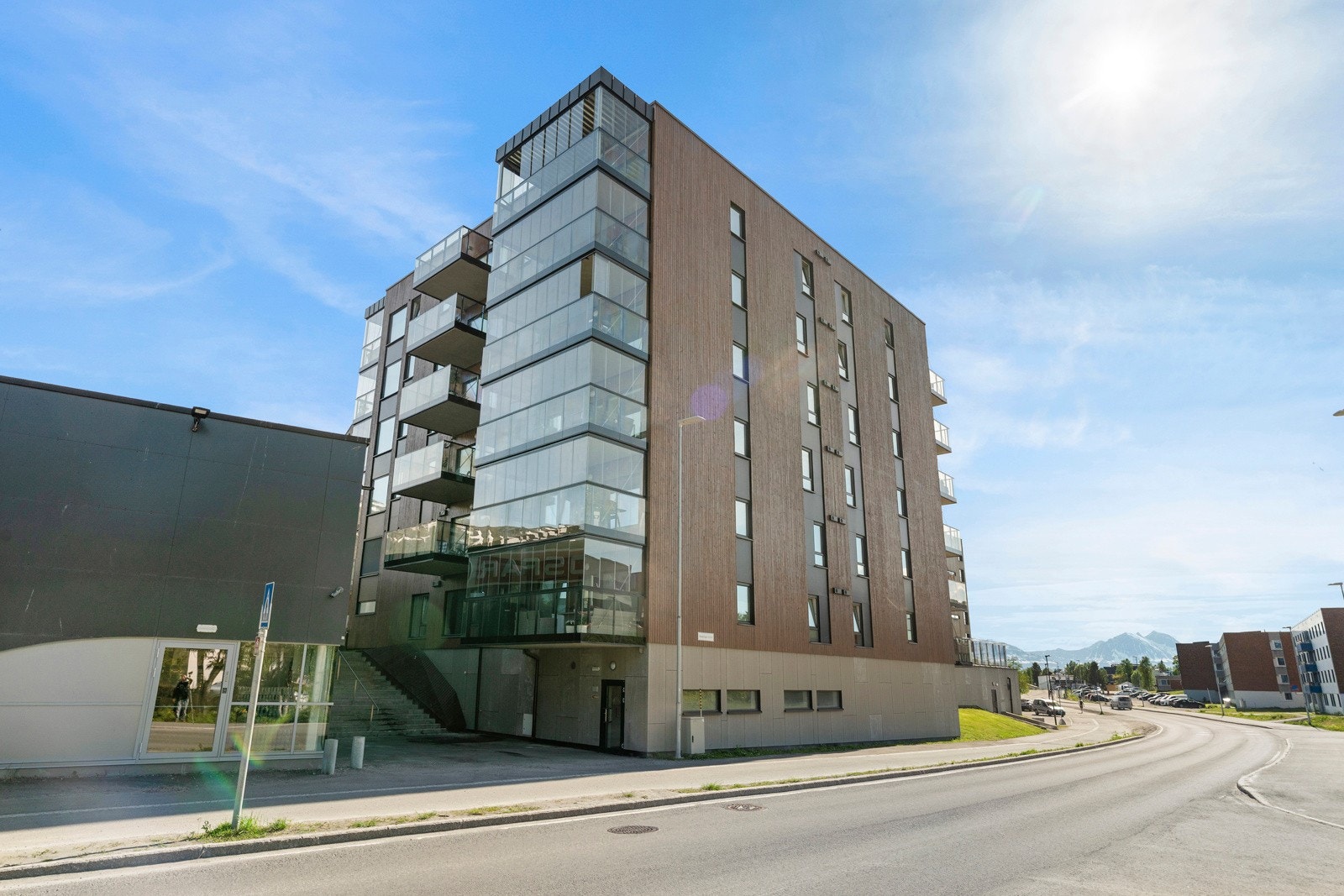 Trivelig nabolag med flere grøntarealer, det er gangavstand til dagligvare, skole og barnehage. Gode bussforbindelser med direkteruter til UiT/UNN! Galleribilde