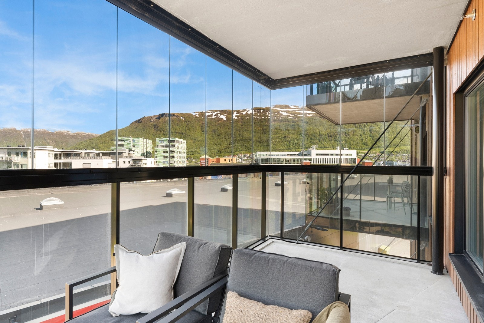 Balkongen er innglasset, noe som skjermer for vær, vind og støy, og gjør uterommet mer brukbart gjennom hele året. Galleribilde