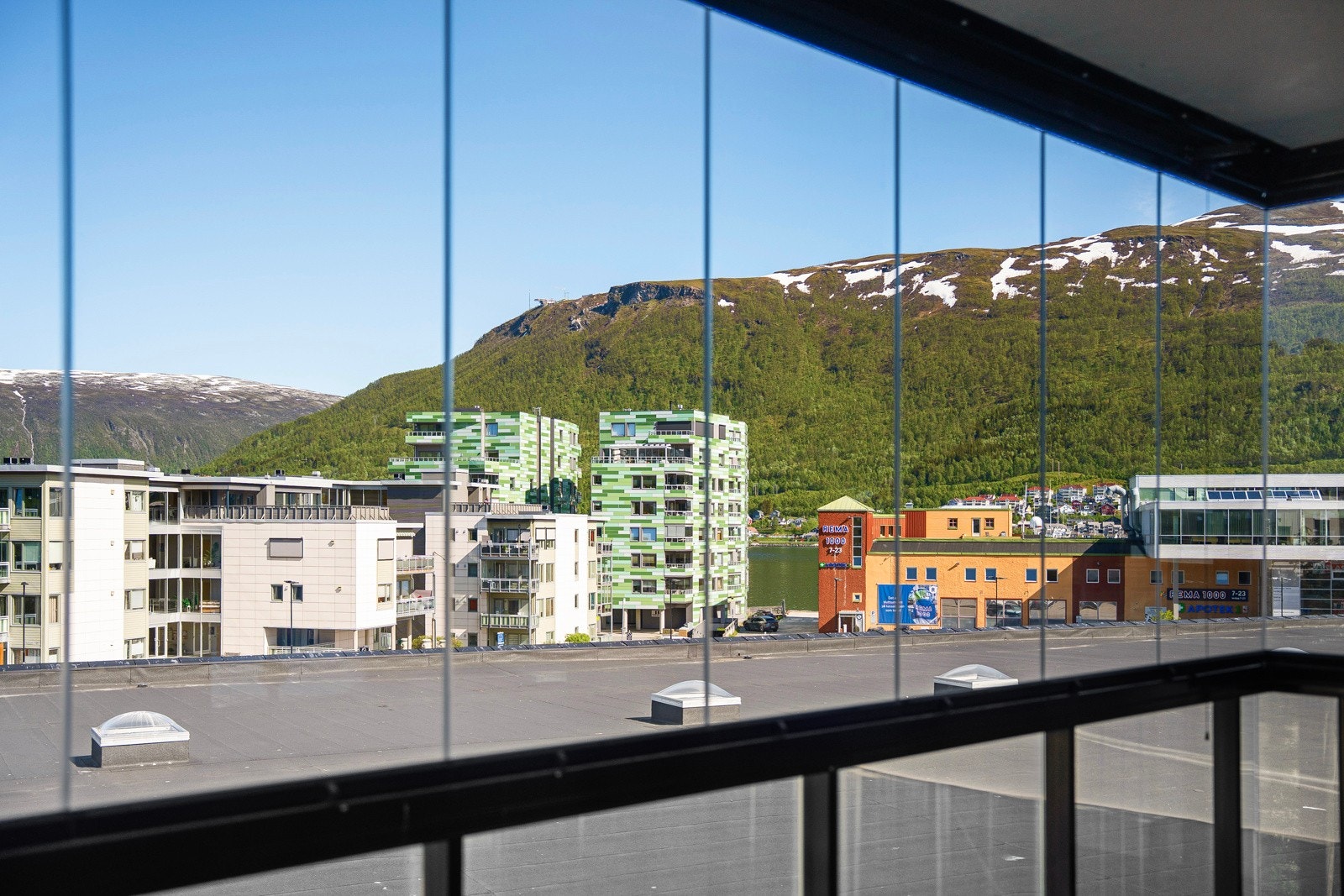 Store glassflater slipper rikelig med dagslys inn og gir god kontakt med omgivelsene, uansett vær. Galleribilde