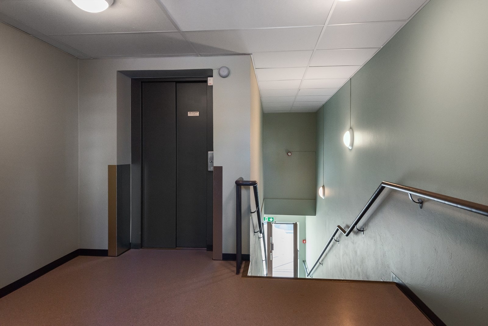 Heis - Automatisk dør som kan åpnes med databrikke - Direkte adkomst til dagligvarebutikk fra heisen i første plan Galleribilde