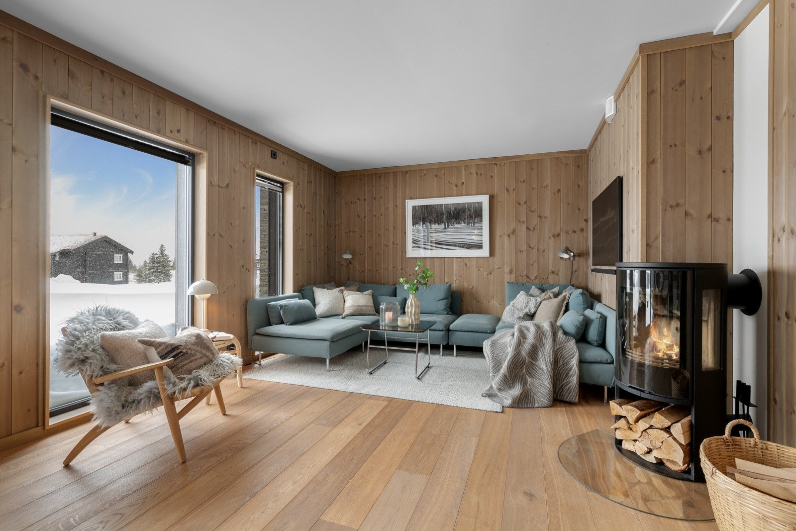 Leiligheten har en romslig og luftig stue/spisestue med vestvendt uteplass. Galleribilde