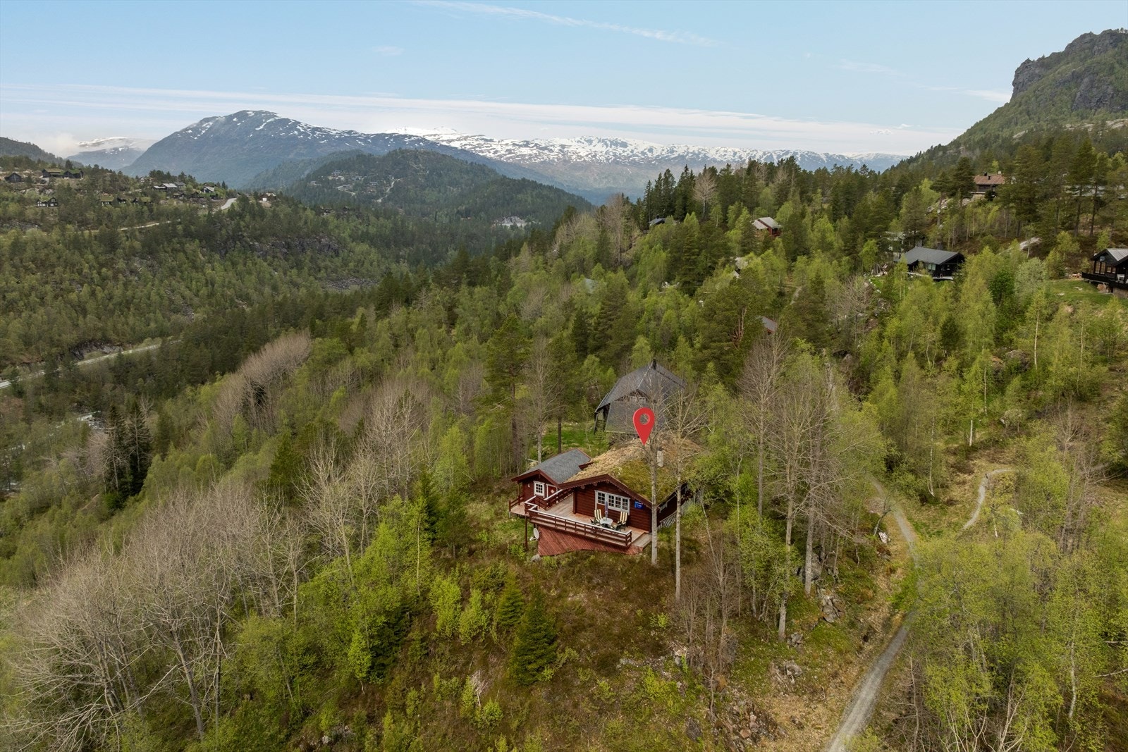 Flott beliggende på Løyning. Ca. 400 meter gangvei til hytten på godt opparbeidet sti fra parkeringsplass. Hytten ligger på fint høydedrag med svært gode solforhold og fin utsikt. Galleribilde
