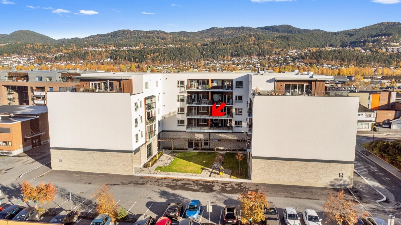 Ligger midt i med utsikt ut i atriummet av bygget. Galleribilde