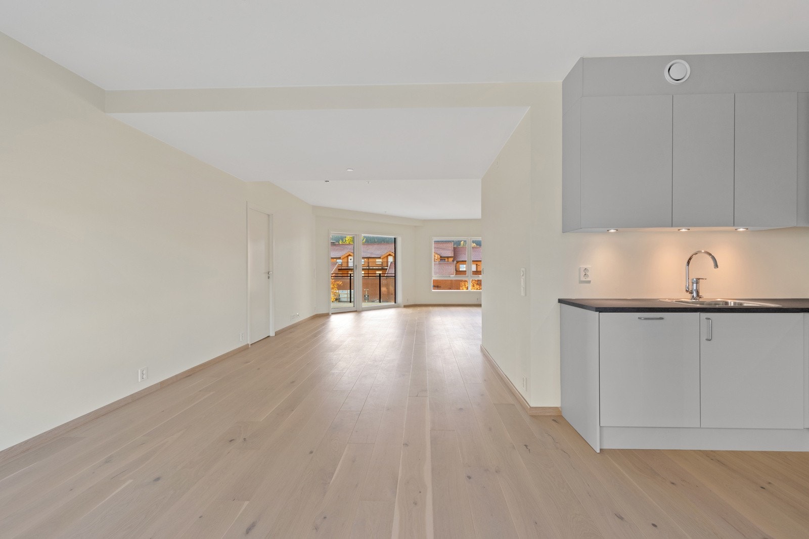 Åpenløsning til kjøkken fra stuen. Galleribilde