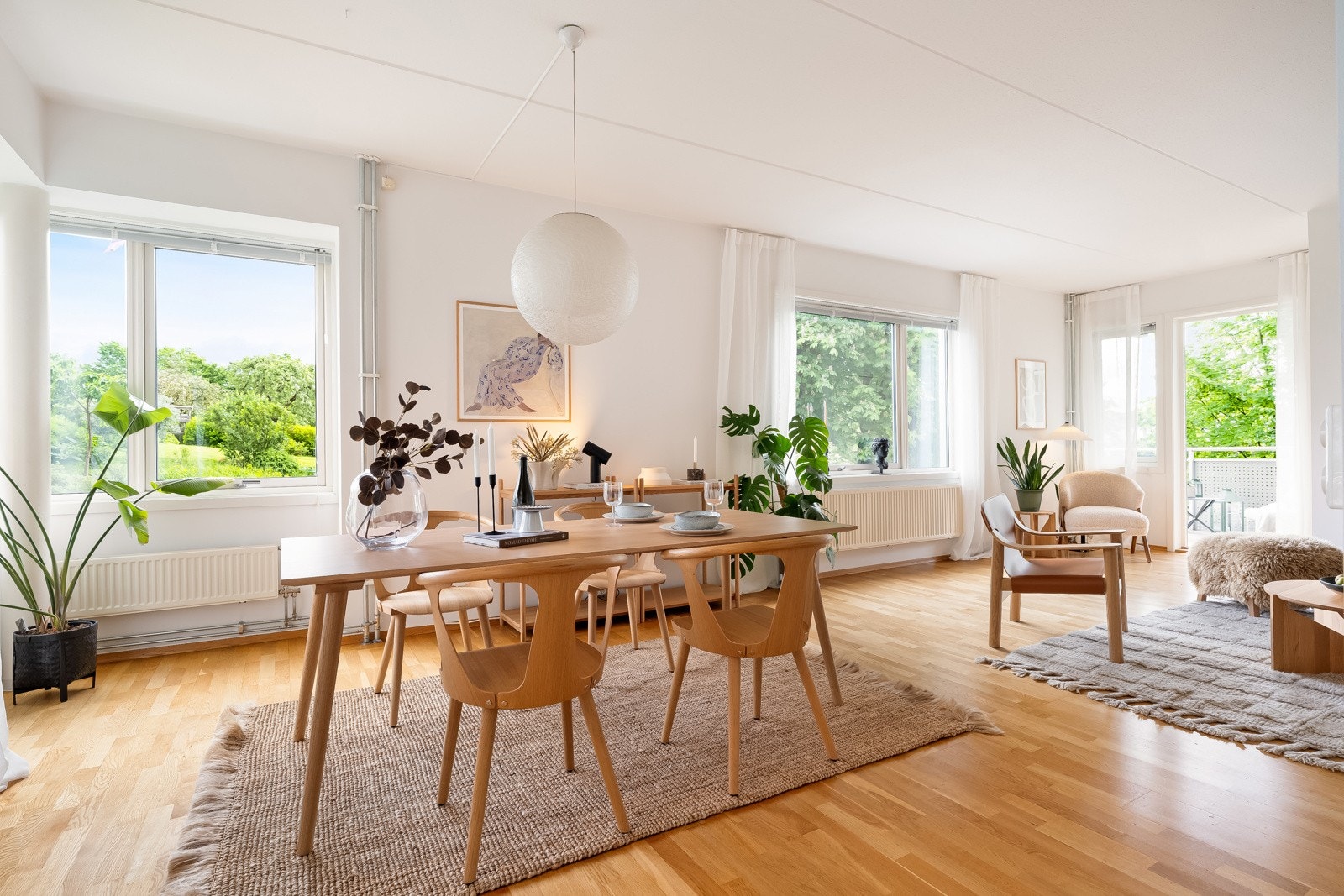 Her kommer du til en lys og luftig 4-roms endeleilighet med attraktiv, idyllisk men likevel sentral beliggenhet v/ Schultzehaugen rett ved Alexander Kiellands plass. Galleribilde