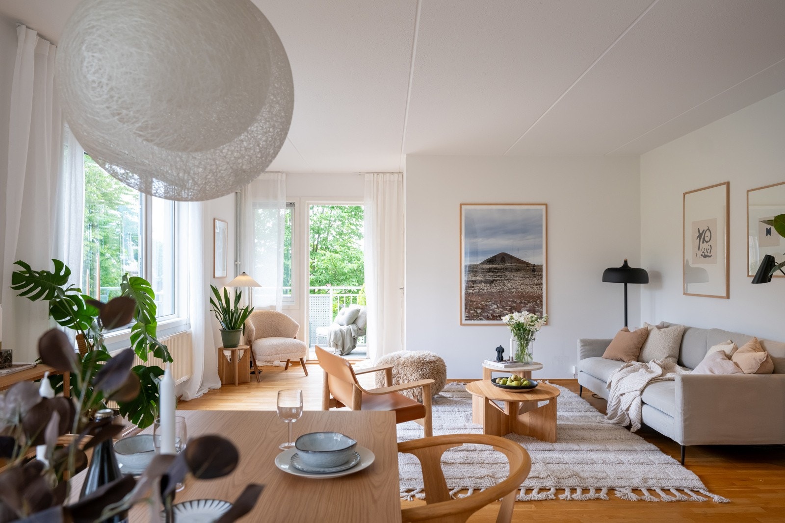 Det er samtidig god plass til et stort spisebord, perfekt for hyggelige måltider med familie og venner. Galleribilde