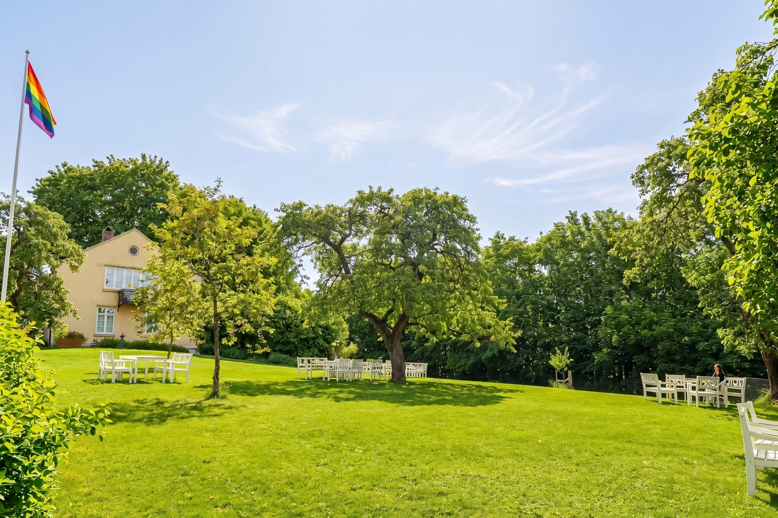 Her kan du nyte fine sommerdager i fordige omgivelser! Her vil du føle at du bor midt i en park. Galleribilde