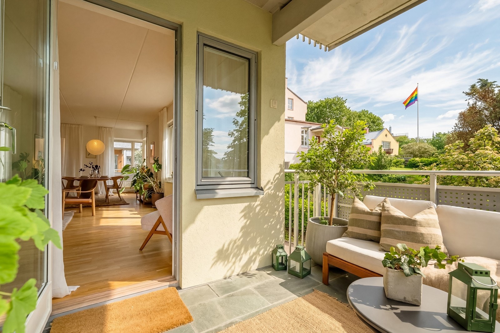 Balkongen vender også mot den idylliske, grønne hagen kalt "Edens hage". Galleribilde