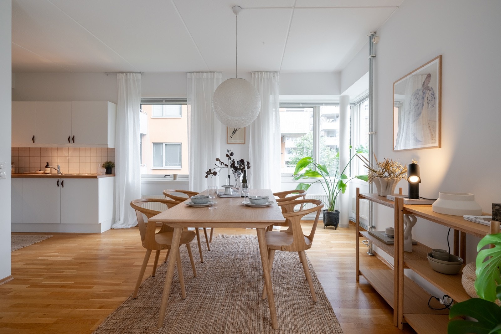 Leiligheten har en innbydende og pen stue med gode møbleringsmuligheter. Galleribilde
