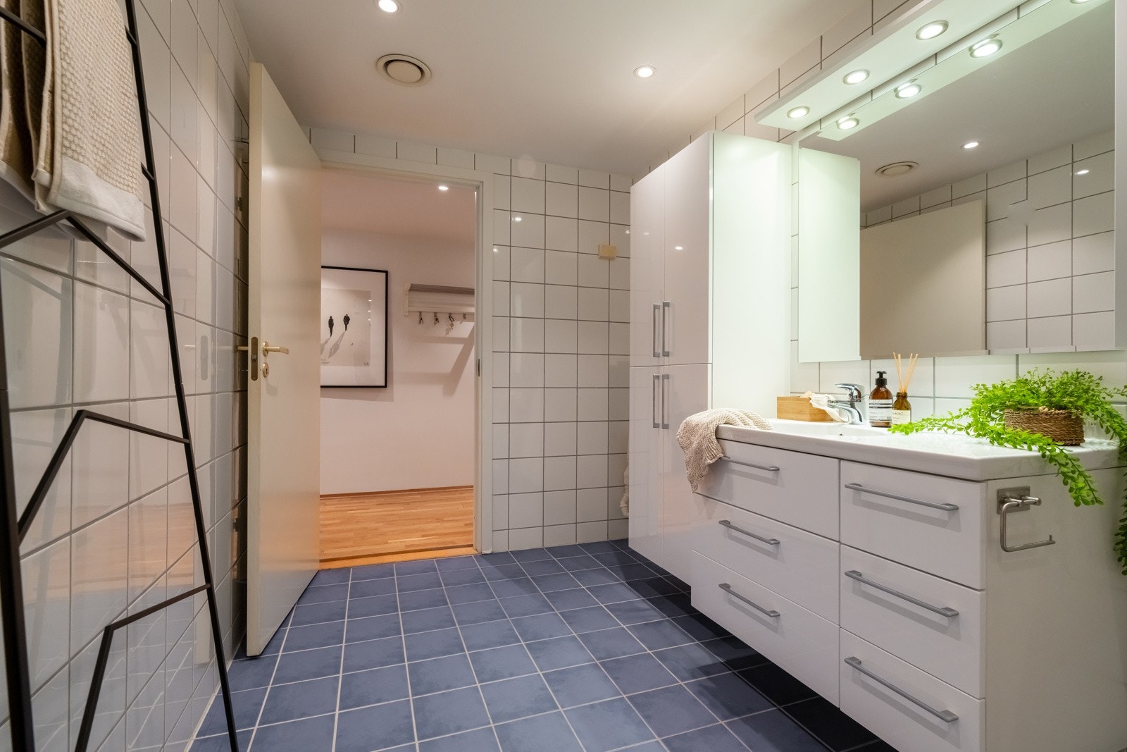 Videre har badet badekar, gulvstående toalett fra 2025 og opplegg for vaskemaskin og tørketrommel. Galleribilde