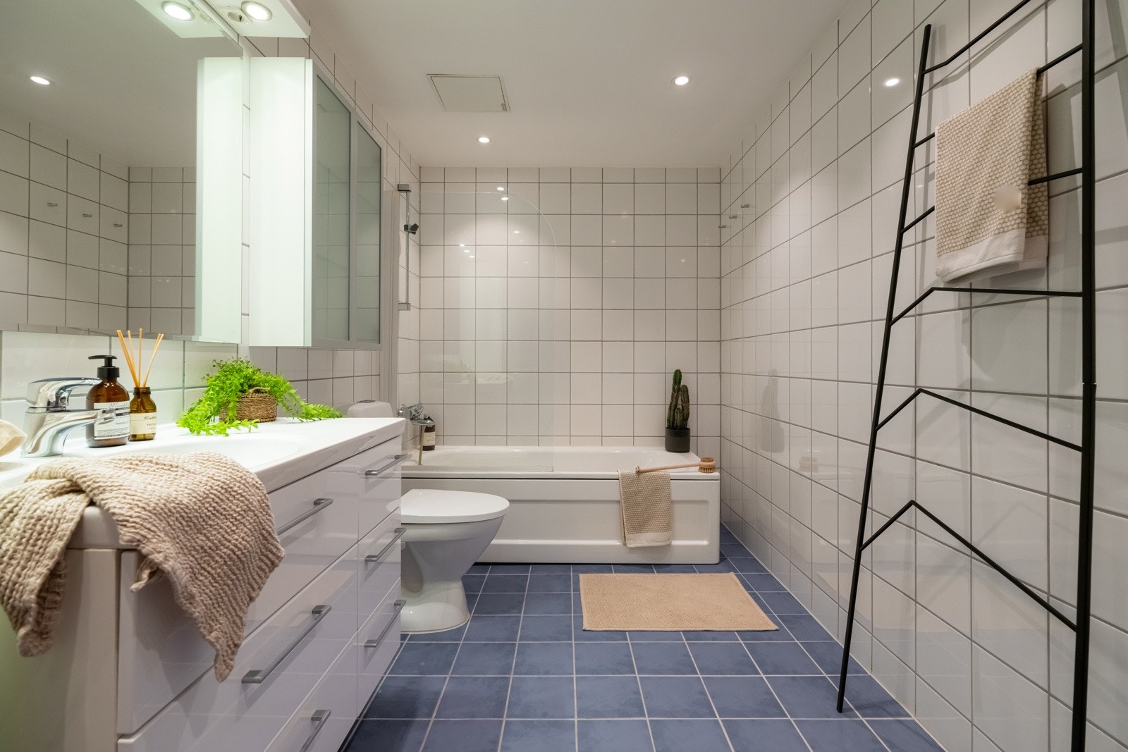 Badet er utstyrt med vegghengt servantinnredning fra 2012 med skuffer og ett-greps armatur. Galleribilde