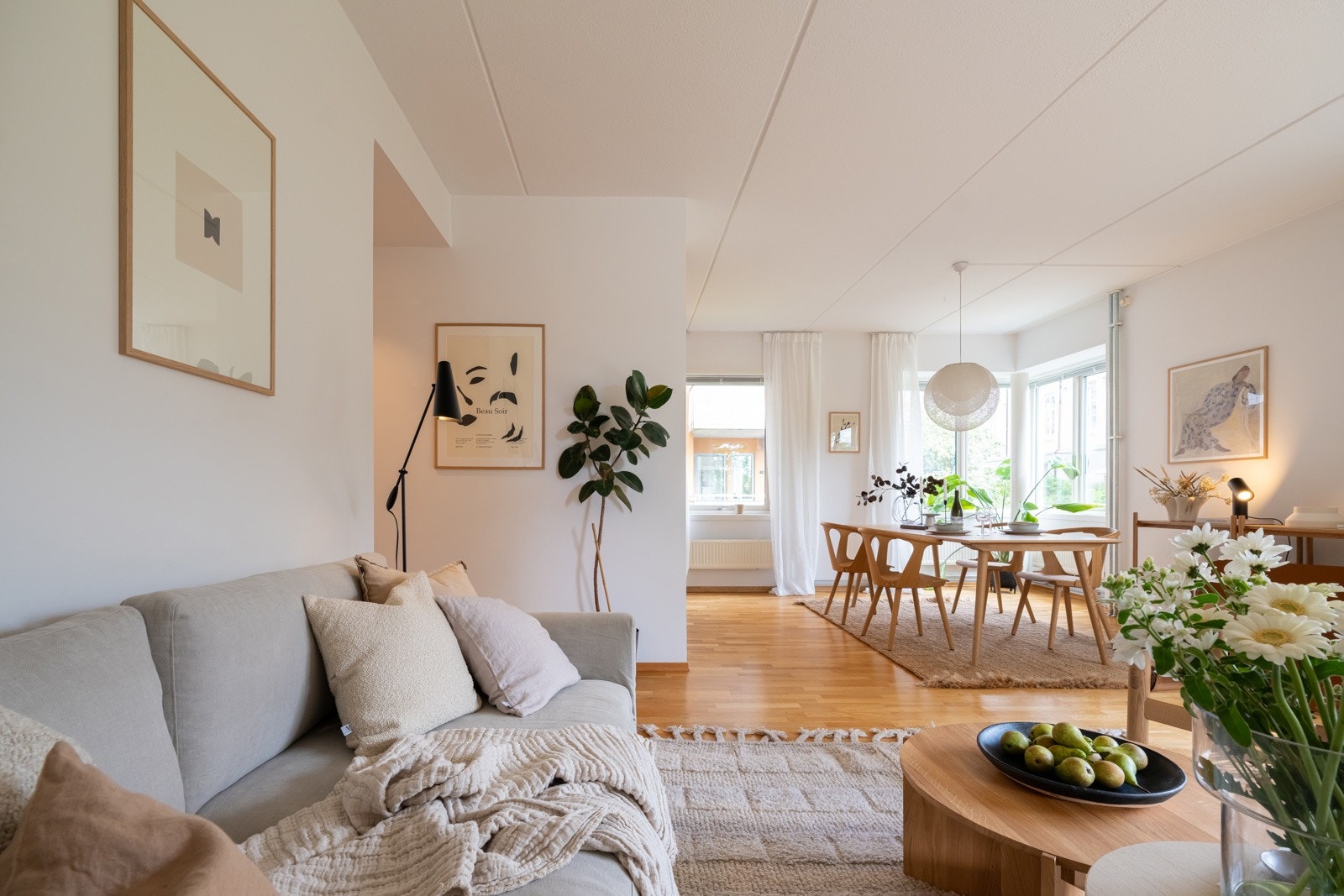Leiligheten fremstår gjennomført med tidløse overflater, samt pen parkett på gulvene. Galleribilde