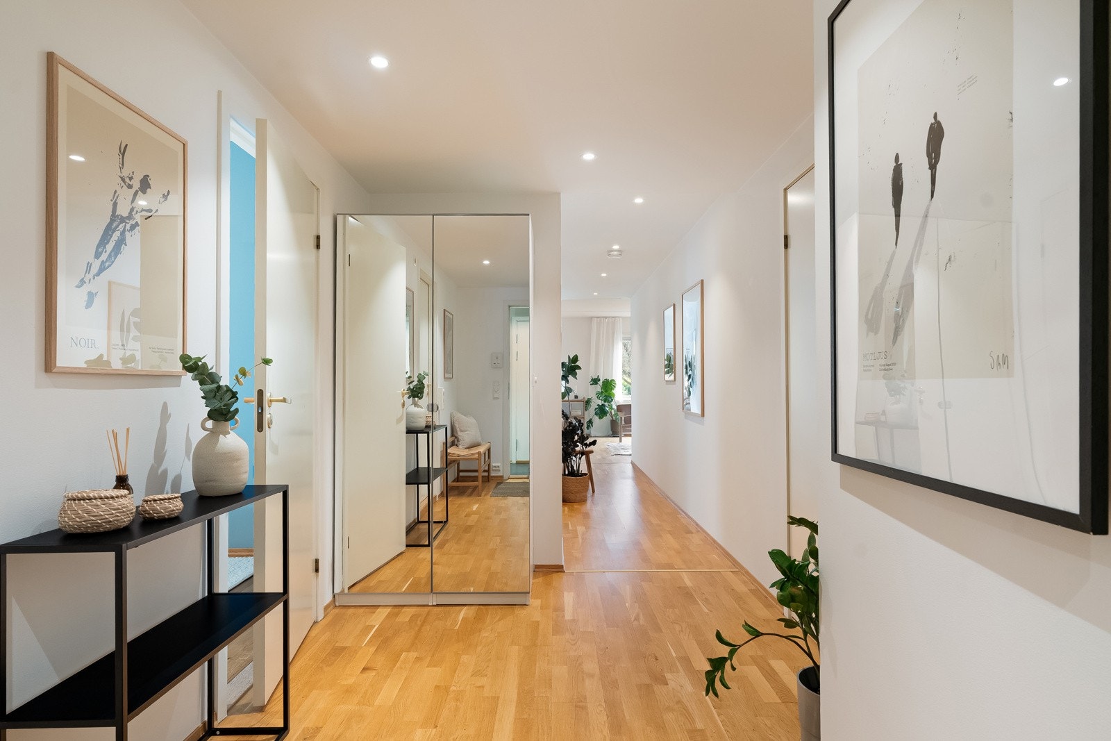 Her er det plass til å henge fra seg yttertøy og sette fra seg sko i garderobeskap. Galleribilde
